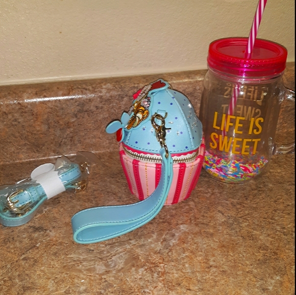 New Cupcake Wristlet Bag - Picture 10 of 11